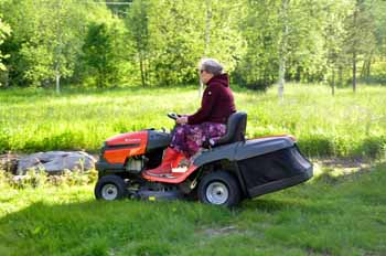 Lena klipper gräs